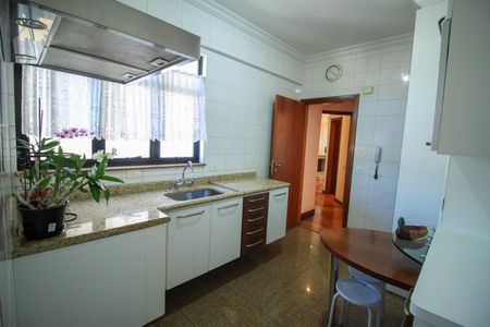 Apartamento à venda com 132m², 3 quartos e 4 vagas Apartamento à venda com 132m², 3 quartos e 4 vagasCozinha
