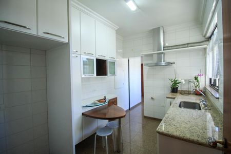 Apartamento à venda com 132m², 3 quartos e 4 vagas Apartamento à venda com 132m², 3 quartos e 4 vagasCozinha