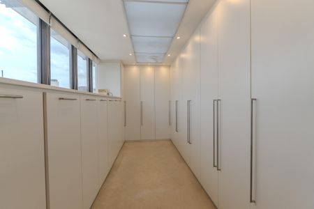 Apartamento à venda com 470m², 5 quartos e 4 vagas Apartamento à venda com 470m², 5 quartos e 4 vagasCloset da suíte master