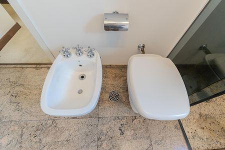 Apartamento à venda com 470m², 5 quartos e 4 vagas Apartamento à venda com 470m², 5 quartos e 4 vagasBanheiro da Suíte 1