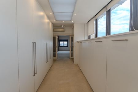 Apartamento à venda com 470m², 5 quartos e 4 vagas Apartamento à venda com 470m², 5 quartos e 4 vagasCloset da suíte master