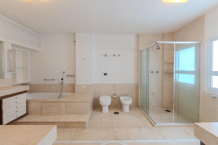 Apartamento à venda com 470m², 5 quartos e 4 vagas Apartamento à venda com 470m², 5 quartos e 4 vagasBanheiro da suíte master