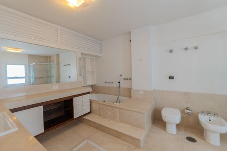 Apartamento à venda com 470m², 5 quartos e 4 vagas Apartamento à venda com 470m², 5 quartos e 4 vagasBanheiro da suíte master