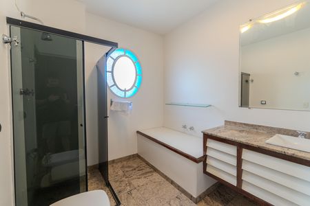 Apartamento à venda com 470m², 5 quartos e 4 vagas Apartamento à venda com 470m², 5 quartos e 4 vagasBanheiro da Suíte 1