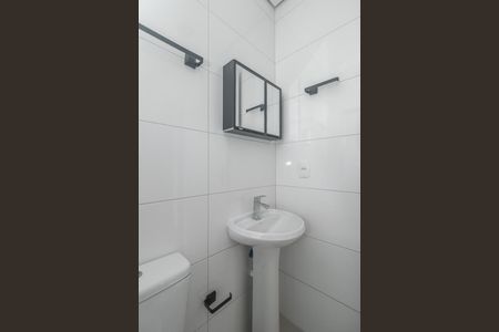 Banheiro de apartamento para alugar com 1 quarto, 28m² em Costa E Silva, Porto Alegre