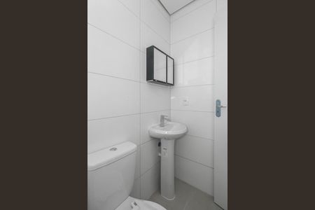 Banheiro de apartamento para alugar com 1 quarto, 28m² em Costa E Silva, Porto Alegre