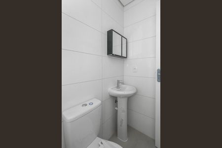 Banheiro de apartamento para alugar com 1 quarto, 26m² em Costa E Silva, Porto Alegre
