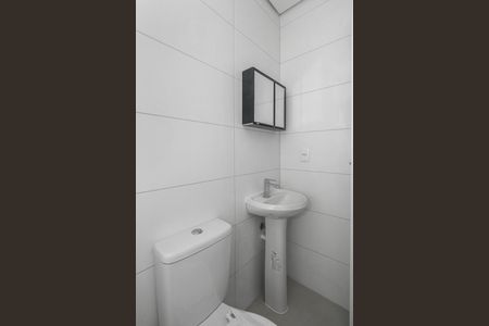 Banheiro de apartamento para alugar com 1 quarto, 26m² em Costa E Silva, Porto Alegre