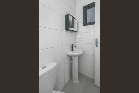 Banheiro de apartamento para alugar com 1 quarto, 18m² em Costa E Silva, Porto Alegre