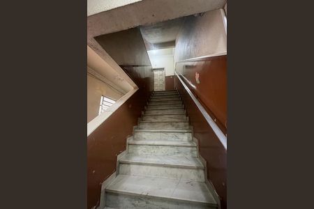 Apartamento à venda com 64m², 2 quartos e sem vaga Apartamento à venda com 64m², 2 quartos e sem vagaEscada de Acesso
