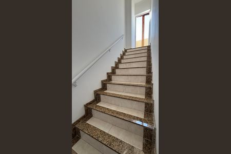 Apartamento à venda com 132m², 2 quartos e 2 vagas Apartamento à venda com 132m², 2 quartos e 2 vagasEscada