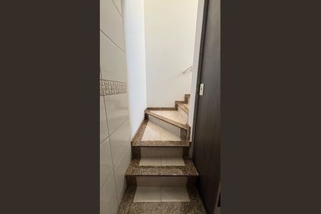Apartamento à venda com 132m², 2 quartos e 2 vagas Apartamento à venda com 132m², 2 quartos e 2 vagasEscada