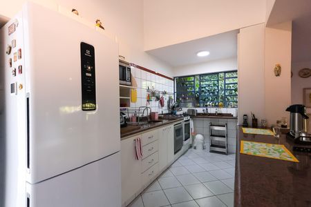 Casa à venda com 328m², 4 quartos e 4 vagas Casa à venda com 328m², 4 quartos e 4 vagascozinha