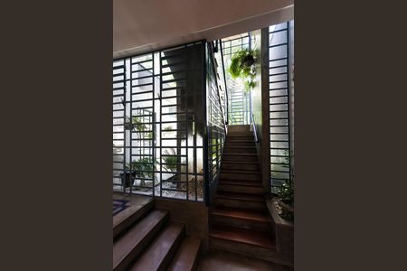 Casa à venda com 328m², 4 quartos e 4 vagas Casa à venda com 328m², 4 quartos e 4 vagasescadas