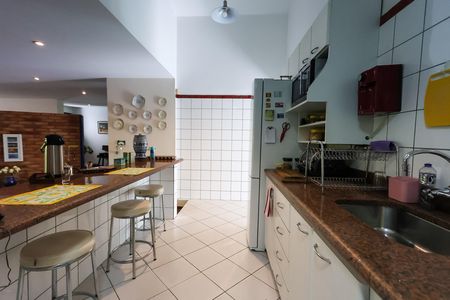 Casa à venda com 328m², 4 quartos e 4 vagas Casa à venda com 328m², 4 quartos e 4 vagascozinha