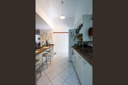 Casa à venda com 328m², 4 quartos e 4 vagas Casa à venda com 328m², 4 quartos e 4 vagascozinha