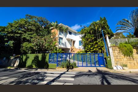 Casa à venda com 328m², 4 quartos e 4 vagas Casa à venda com 328m², 4 quartos e 4 vagasFachada