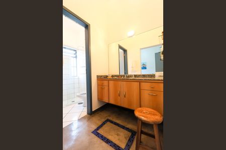 Casa à venda com 328m², 4 quartos e 4 vagas Casa à venda com 328m², 4 quartos e 4 vagasBanheiro da Suíte 2