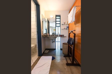 Casa à venda com 328m², 4 quartos e 4 vagas Casa à venda com 328m², 4 quartos e 4 vagasBanheiro 1 da Suíte 3
