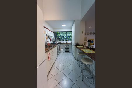 Casa à venda com 328m², 4 quartos e 4 vagas Casa à venda com 328m², 4 quartos e 4 vagascozinha