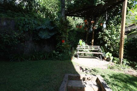 Casa à venda com 328m², 4 quartos e 4 vagas Casa à venda com 328m², 4 quartos e 4 vagasgazebo