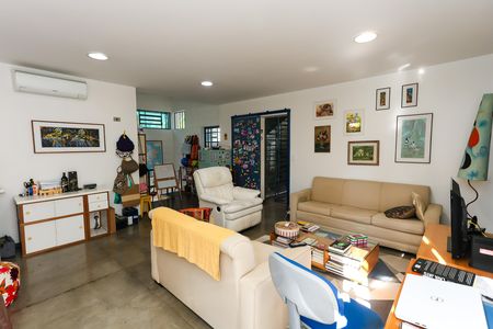 Casa à venda com 328m², 4 quartos e 4 vagas Casa à venda com 328m², 4 quartos e 4 vagasSala 1