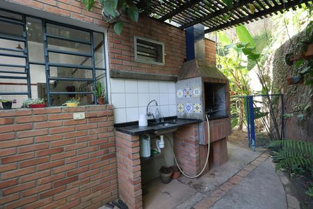 Casa à venda com 328m², 4 quartos e 4 vagas Casa à venda com 328m², 4 quartos e 4 vagasÁrea comum - Churrasqueira