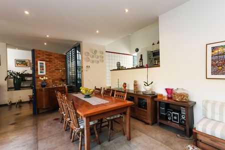 Casa à venda com 328m², 4 quartos e 4 vagas Casa à venda com 328m², 4 quartos e 4 vagasSala 3
