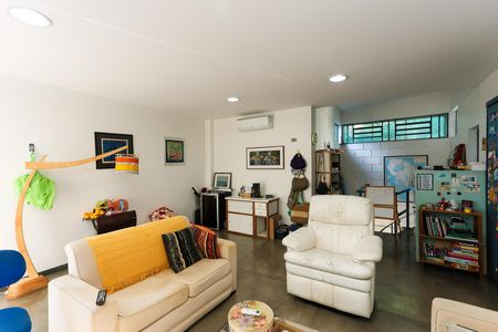 Casa à venda com 328m², 4 quartos e 4 vagas Casa à venda com 328m², 4 quartos e 4 vagasSala 1