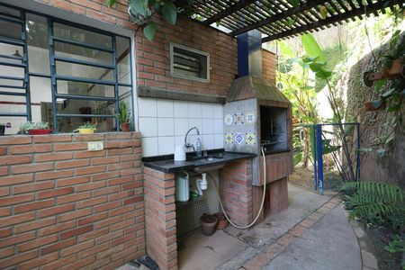 Casa à venda com 328m², 4 quartos e 4 vagas Casa à venda com 328m², 4 quartos e 4 vagasÁrea comum - Churrasqueira