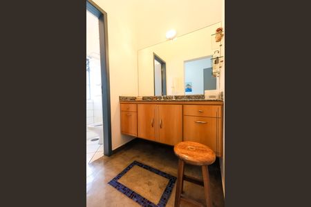 Casa à venda com 328m², 4 quartos e 4 vagas Casa à venda com 328m², 4 quartos e 4 vagasBanheiro da Suíte 2