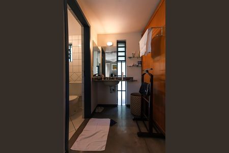 Casa à venda com 328m², 4 quartos e 4 vagas Casa à venda com 328m², 4 quartos e 4 vagasBanheiro 1 da Suíte 3