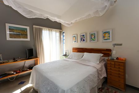 Casa à venda com 328m², 4 quartos e 4 vagas Casa à venda com 328m², 4 quartos e 4 vagassuíte 3