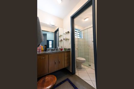 Casa à venda com 328m², 4 quartos e 4 vagas Casa à venda com 328m², 4 quartos e 4 vagasBanheiro da Suíte 1