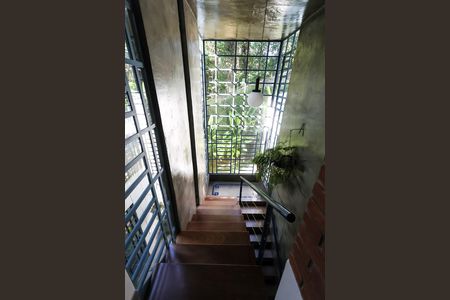 Casa à venda com 328m², 4 quartos e 4 vagas Casa à venda com 328m², 4 quartos e 4 vagasescadas