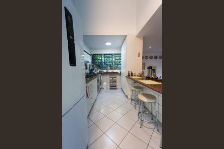 Casa à venda com 328m², 4 quartos e 4 vagas Casa à venda com 328m², 4 quartos e 4 vagascozinha
