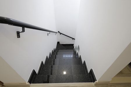 Casa à venda com 310m², 3 quartos e 6 vagas Casa à venda com 310m², 3 quartos e 6 vagasEscada