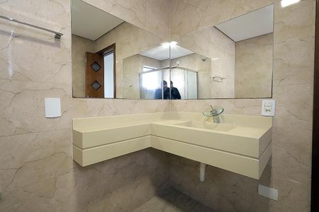 Casa à venda com 310m², 3 quartos e 6 vagas Casa à venda com 310m², 3 quartos e 6 vagasBanheiro Quarto Suíte 2