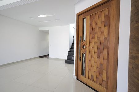 Casa à venda com 310m², 3 quartos e 6 vagas Casa à venda com 310m², 3 quartos e 6 vagasSala