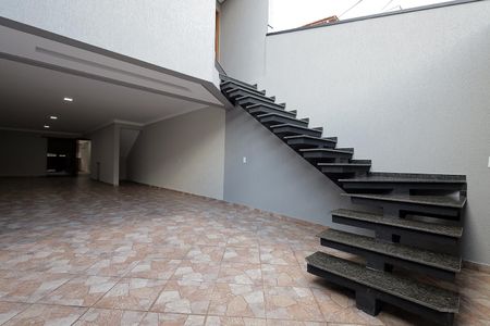 Casa à venda com 310m², 3 quartos e 6 vagas Casa à venda com 310m², 3 quartos e 6 vagasEscada entrada