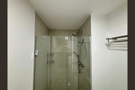 Banheiro de kitnet/studio à venda com 1 quarto, 31m² em Pinheiros, São Paulo