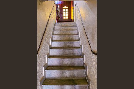 Casa à venda com 89m², 2 quartos e sem vaga Casa à venda com 89m², 2 quartos e sem vagaEscada