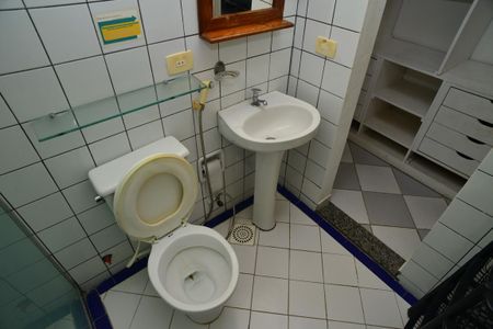 Banheiro de kitnet/studio para alugar com 1 quarto, 42m² em Barra da Tijuca, Rio de Janeiro