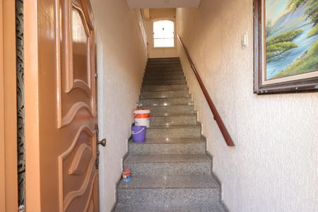 Casa para alugar com 150m², 3 quartos e sem vagaEscada da entrada