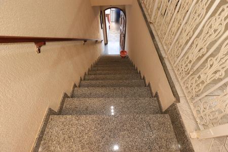 Casa para alugar com 150m², 3 quartos e sem vagaEscada da entrada