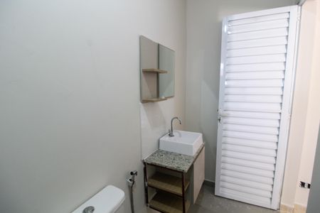 Banheiro de kitnet/studio para alugar com 1 quarto, 24m² em Ferreira, São Paulo