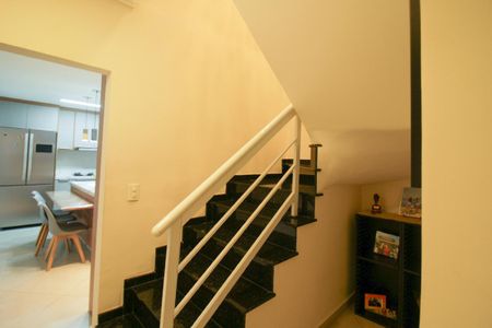 Casa à venda com 274m², 3 quartos e 6 vagas Casa à venda com 274m², 3 quartos e 6 vagasEscada
