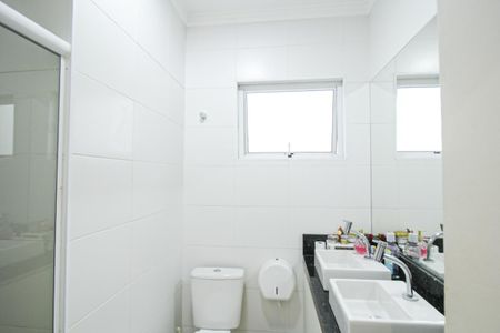 Casa à venda com 274m², 3 quartos e 6 vagas Casa à venda com 274m², 3 quartos e 6 vagasBanheiro da Suíte 1
