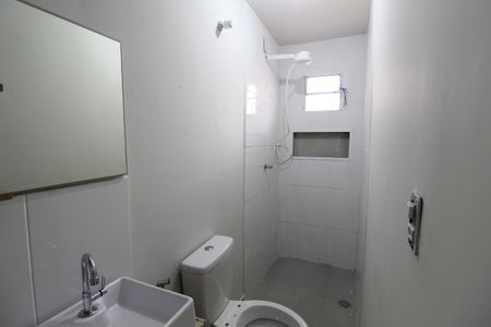 Banheiro de kitnet/studio para alugar com 1 quarto, 21m² em Ferreira, São Paulo