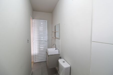 Banheiro de kitnet/studio para alugar com 1 quarto, 21m² em Ferreira, São Paulo